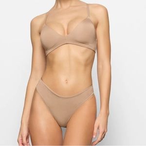 Skims WIRELESS FORM T-SHIRT DEMI BRA 
CLAY / 32 C